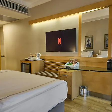 Metropolitan Hotel 5*