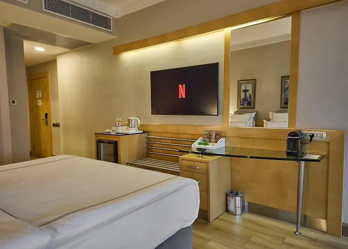 Metropolitan Hotel 5*